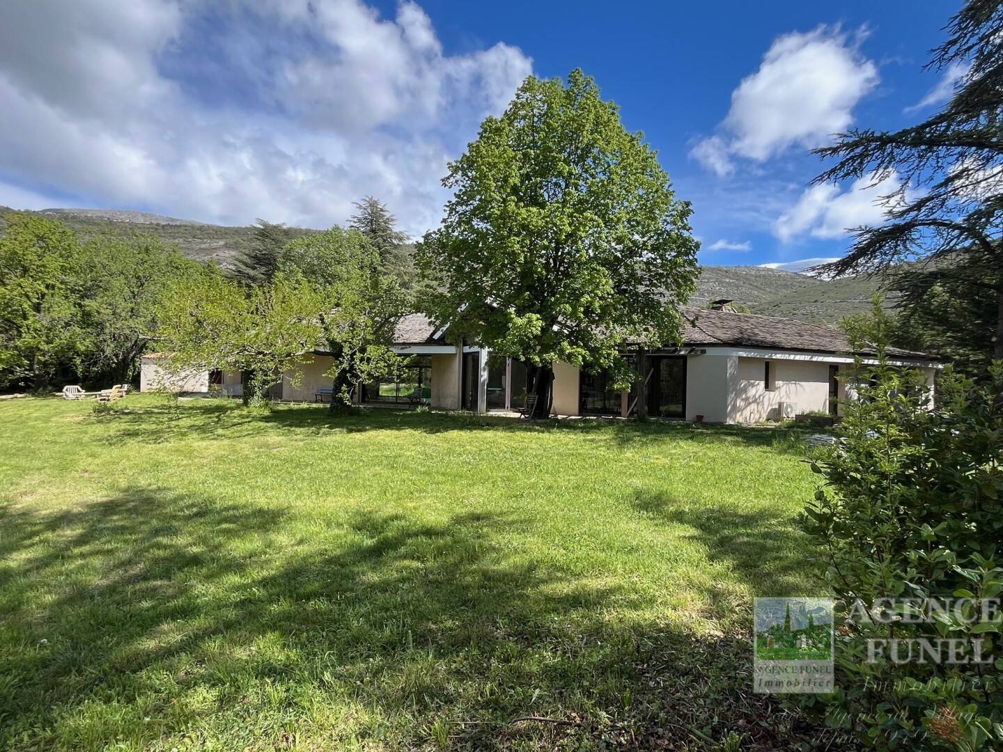 Maison à vendre, 430m², SAINT VALLIER DE THIEY