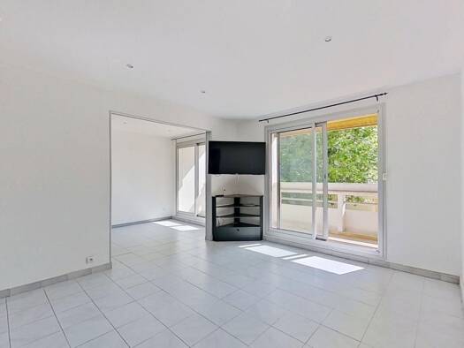 Appartement à vendre 190 000 € 3 pièces 2 chambres 80 m² Étage 1/6 Le-Prainet Décines-Charpieu 69150