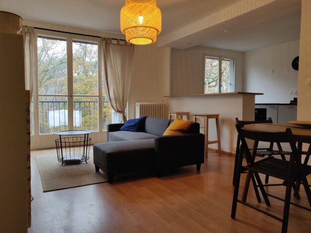Appartement à louer 400 € 2 pièces 1 chambre 50 m² Dernier étage, Étage 4/4 Montjoyeux Tours 37200
