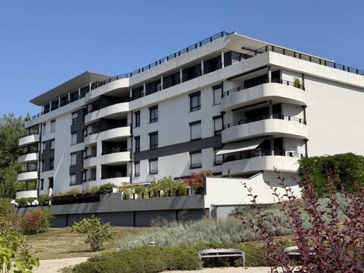 Appartement à louer 2 700 € 4 pièces 3 chambres 133 m² Étage 4/5 St Genis Pouilly 01630