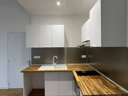 Appartement à louer 990 € 4 pièces 3 chambres 88 m² Étage 2/2 Rochefort 17300