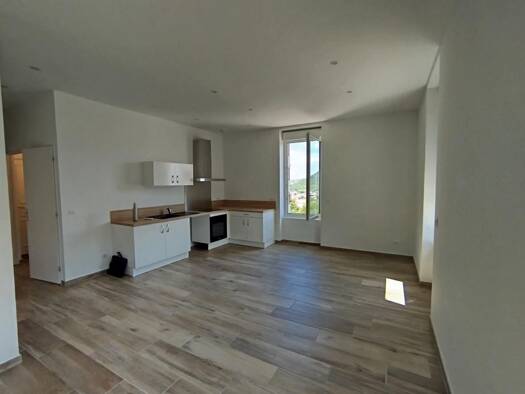 Appartement à louer 561 € 1 pièce 49,5 m² 2ème étage Les Vans 07140