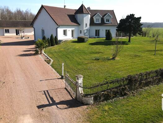 Maison à vendre 390 000 € 7 pièces 4 chambres 160 m² 7 531 m² de terrain Romenay 71470