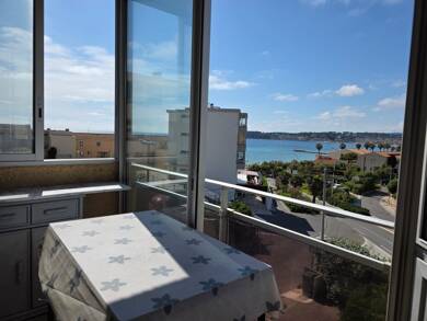 Appartement à louer 790 € 2 pièces 1 chambre 27 m² Étage 2/3 Tante Victoire Six Fours les Plages 83140