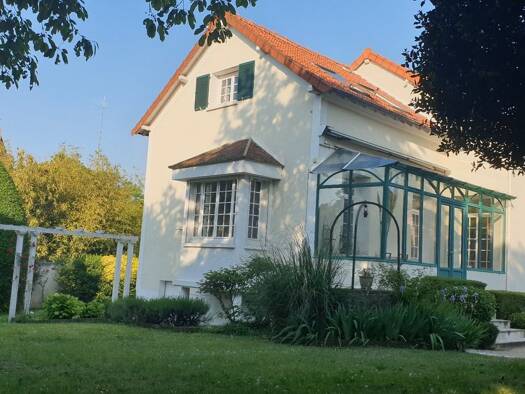 Maison à louer 3 600 € 8 pièces 5 chambres 177 m² 900 m² de terrain Forêt Saint-Germain-en-Laye 78100