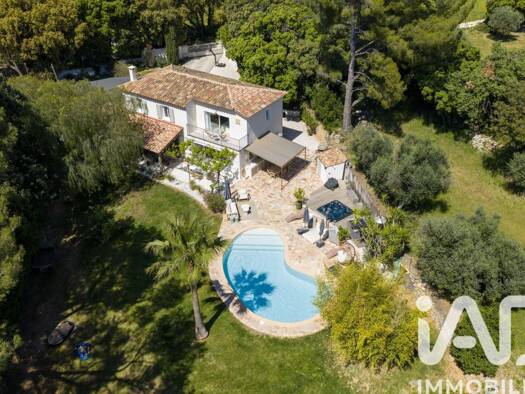 Maison à vendre 1 590 000 € 7 pièces 5 chambres 185 m² 2 104 m² de terrain Nord Sanary-sur-Mer 83110
