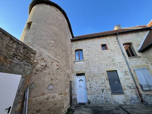 Maison à vendre 98 280 € 5 pièces 4 chambres 113 m² 368 m² de terrain Centre Ville St Amand Montrond 18200
