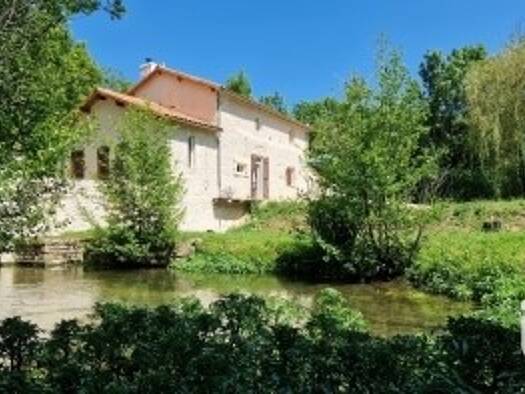 Propriété à vendre 310 000 € 4 pièces 3 chambres 131 m² 4 700 m² de terrain Lizant 86400