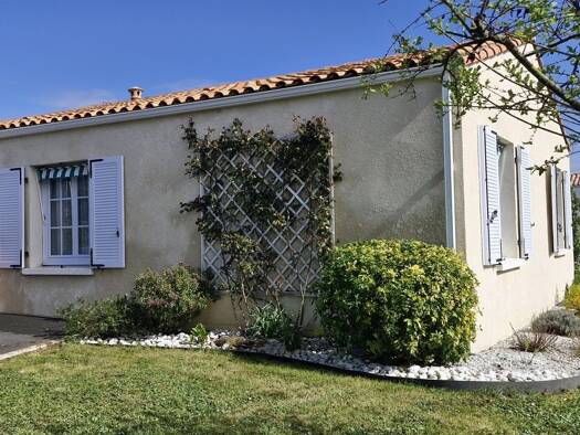 Maison de plain-pied à vendre 379 600 € 5 pièces 3 chambres 135 m² 879 m² de terrain Saint-Ouen-d'Aunis 17230