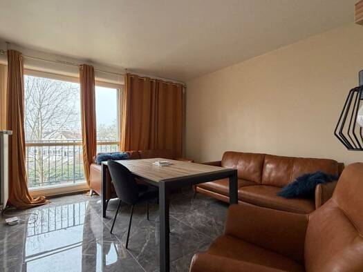 Appartement à louer 1 000 € 3 pièces 2 chambres 60 m² Étage 1/5 Centre Ris-Orangis 91130