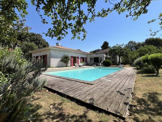 Maison à vendre 265 000 € 6 pièces 5 chambres 175 m² 4 090 m² de terrain La Rochefoucauld-en-Angoumois 16110
