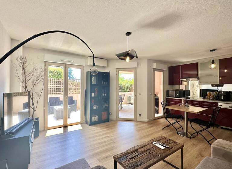 Appartement à vendre 249 000 € 2 pièces 1<br/>chambre 43 m²<br/>superficie 3<br/>étages Sainte Marguerite Nice 06200