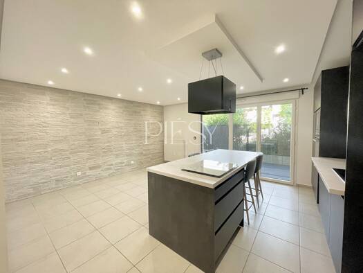 Appartement à louer 1 536 € 3 pièces 2 chambres 61 m² RDC Vulbens 74520