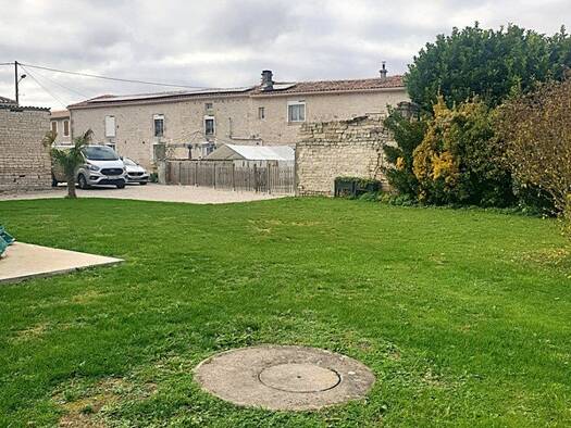 Maison en viager occupé Bouquet 81 000 € 8 pièces 4 chambres 244 m² 28 000 m² de terrain Aigre 16140