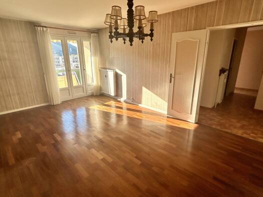 Appartement à vendre 130 000 € 5 pièces 3 chambres 81 m² Étage 7/7 Quartiers Sud Tournon-sur-Rhône 07300