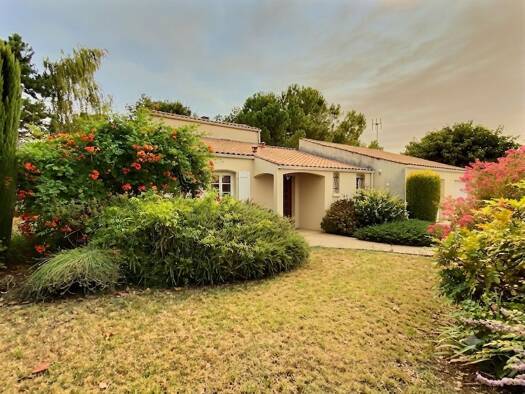 Maison de plain-pied à vendre 315 000 € 5 pièces 3 chambres 137 m² 966 m² de terrain Sud Surgères 17700