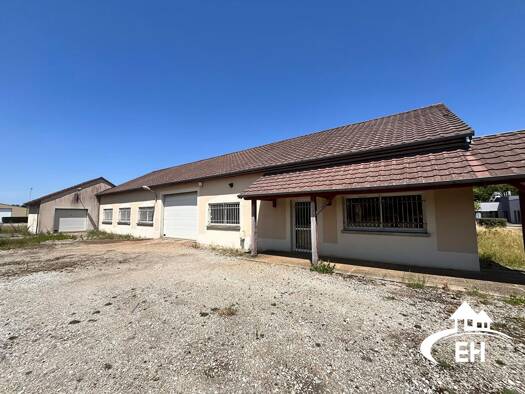 Local d'activités à louer 1 000 € 300 m² d'espace de stockage L'Aigle Est L Aigle 61300