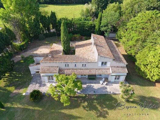 Maison à vendre 890 000 € 9 pièces 5 chambres 286 m² 8 969 m² de terrain La Plaine de La Crau Salon-de-Provence 13300