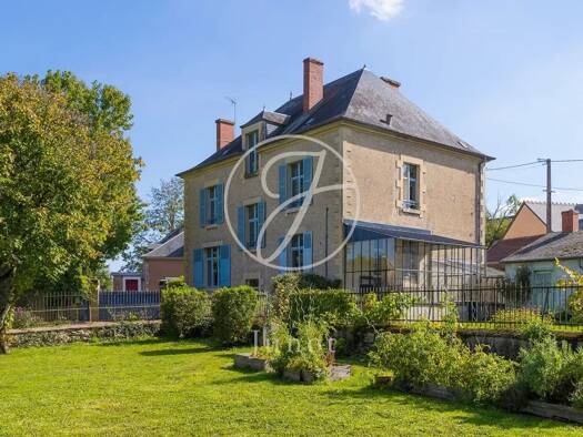 Maison de ville à vendre 359 000 € 7 pièces 5 chambres 215 m² 6 404 m² de terrain Bourges 18000