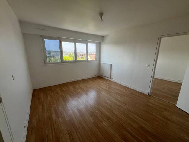 Appartement à vendre 175 000 € 2 pièces 1 chambre 42 m² Étage 3/3 Varenne-Centre-Rive Charmante Noisy-le-Grand 93160