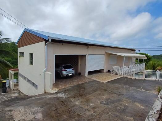 Maison à vendre 360 000 € 10 pièces 8 chambres 350 m² 886 m² de terrain Schœlcher 97233