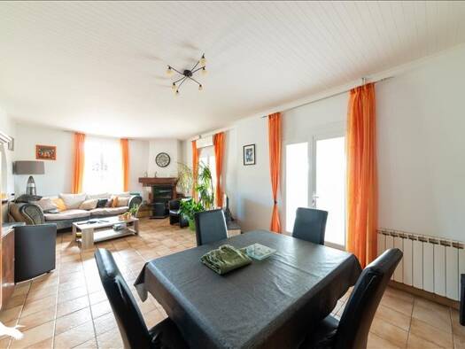 Maison de plain-pied à vendre 197 000 € 5 pièces 3 chambres 127 m² 7 249 m² de terrain Monsempron Libos 47500