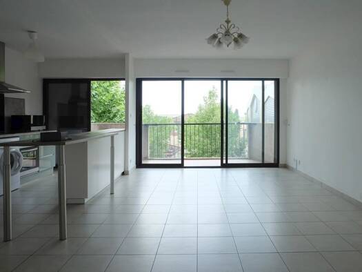 Appartement à louer 967 € 3 pièces 2 chambres 80 m² 3ème étage Salon de Provence 13300