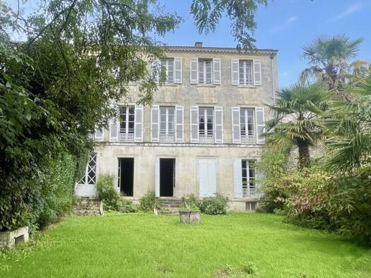 Maison à vendre 546 000 € 14 pièces 5 chambres 471 m² 823 m² de terrain Centre Saintes 17100