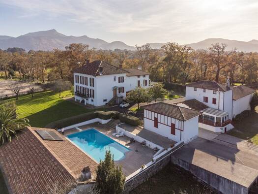 Ferme équestre à vendre de 3M à 10M € 750 m² Urrugne 64122