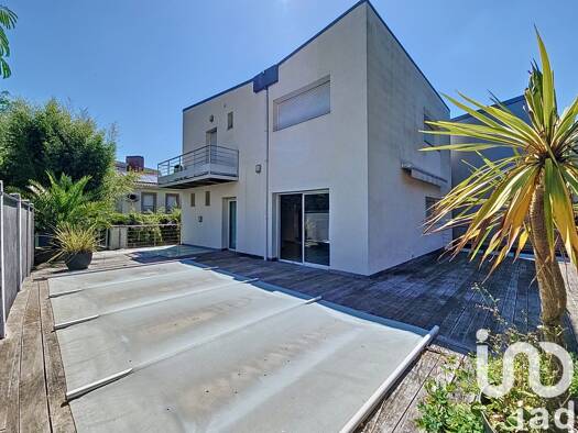 Maison à vendre 719 000 € 7 pièces 5 chambres 200 m² 243 m² de terrain Jean-Moulin Le Bouscat 33110