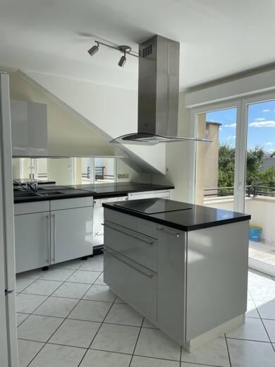 Appartement à louer 1 100 € 4 pièces 2 chambres 91 m² Dernier étage, Étage 2/2 Orleans 45100