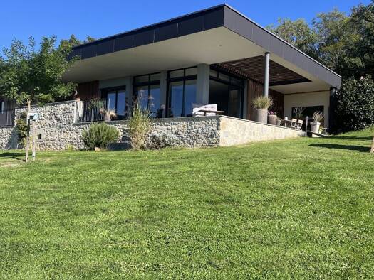 Maison de plain-pied à vendre 531 000 € 5 pièces 3 chambres 194 m² 6 053 m² de terrain Altillac 19120