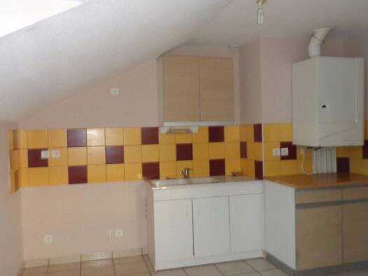 Appartement à louer 420 € 2 pièces 1 chambre 45 m² Étage 3/3 Aurillac 15000