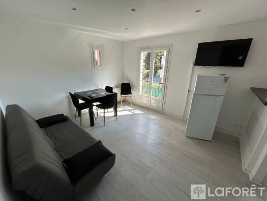 Appartement à louer 809 € 2 pièces 1 chambre 33 m² Étage 1/2 Fréjus Plage Fréjus 83600