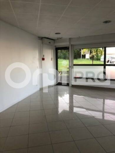 Local commercial à vendre 270 000 € 94 m² de surface de vente Baie Mahault 97122