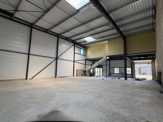 Local d'activités à vendre 415 562 € 242 m² d'espace de stockage Centre-Landaus-Poudrerie-Sablonniere Oissel 76350