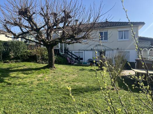 Maison de plain-pied à vendre 265 000 € 5 pièces 4 chambres 119,7 m² 1 236 m² de terrain Touvre 16600