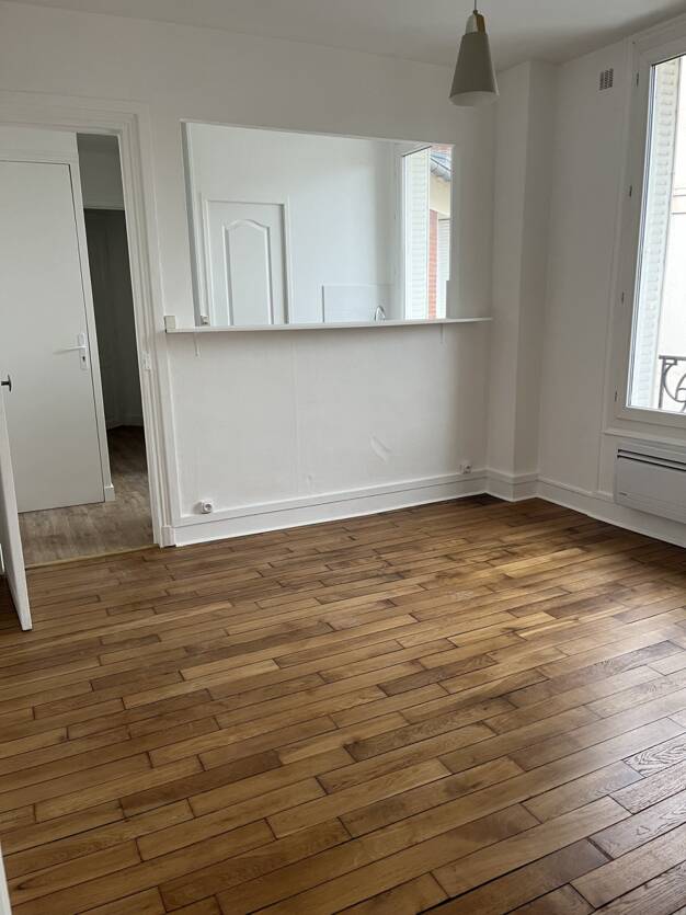 Appartement à louer 702 € 2 pièces 1 chambre 31 m² Dernier étage, Étage 2/2 Tremblay en France 93290