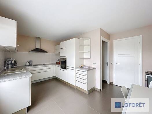 Appartement à louer 2 600 € 4 pièces 3 chambres 133 m² Étage 2/6 Ouest Saint Genis Pouilly 01630