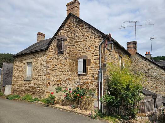 Maison à vendre 69 000 € 4 pièces 2 chambres 76 m² 200 m² de terrain Saint-Leonard-des-Bois 72130