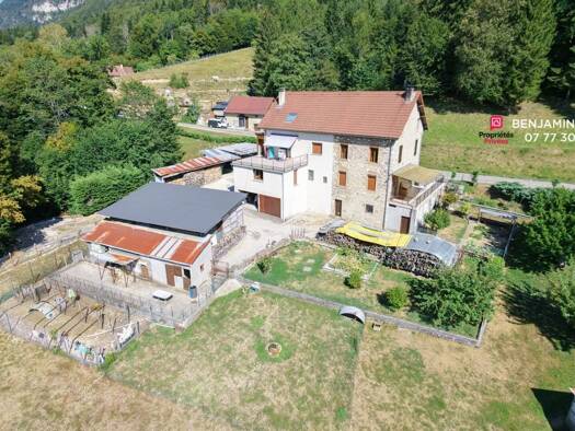 Maison à vendre 498 000 € 13 pièces 9 chambres 230 m² 7 240 m² de terrain Saint-Laurent-du-Pont 38380