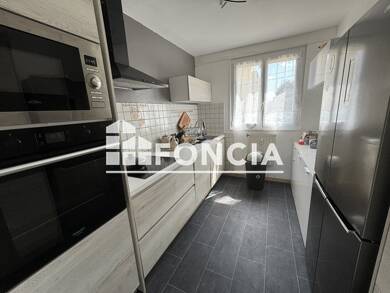 Appartement à louer 850 € 5 pièces 3 chambres 104,6 m² RDC/4 Saint-Georges-les-Bains 07500