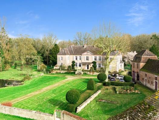 Château à vendre 1 600 000 € 18 pièces 7 chambres 520 m² 15 886 m² de terrain Saint-Gervais-en-Vallière 71350