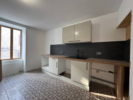 Appartement à louer 570 € 2 pièces 1 chambre 41 m² Étage 1/2 Lirac 30126