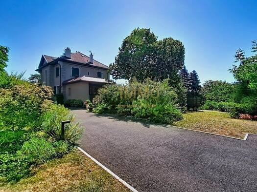 Demeure à vendre 1 699 000 € 11 pièces 6 chambres 296 m² 2 680 m² de terrain Ouest Ambilly 74100