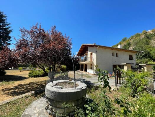 Maison à vendre 320 000 € 5 pièces 3 chambres 143 m² 1 490 m² de terrain La Roche-des-Arnauds 05400