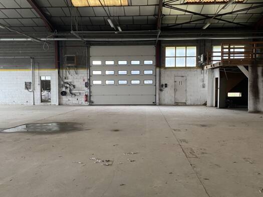Local d'activités à vendre 170 000 € 168 m² d'espace de stockage Saran 45770