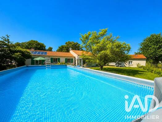 Maison de plain-pied à vendre 385 000 € 9 pièces 6 chambres 206,8 m² 25 549 m² de terrain Saint-Vincent-sur-Graon 85540