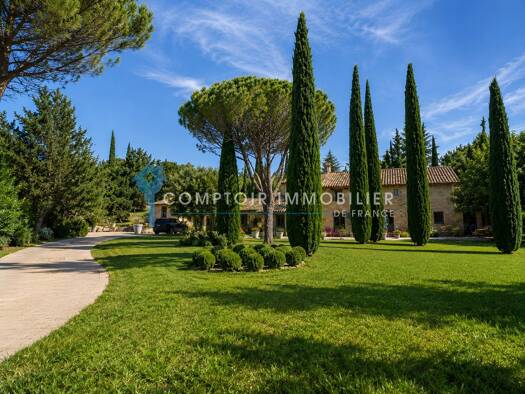 Maison à vendre 2 990 000 € 14 pièces 8 chambres 495 m² 35 550 m² de terrain Apt 84400