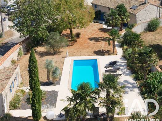 Maison à vendre 371 000 € 7 pièces 5 chambres 250 m² 2 423 m² de terrain Vanzay 79120